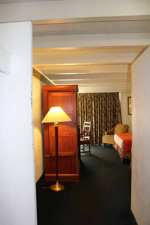 Rodeway Inn & Suites Рокфорд Экстерьер фото